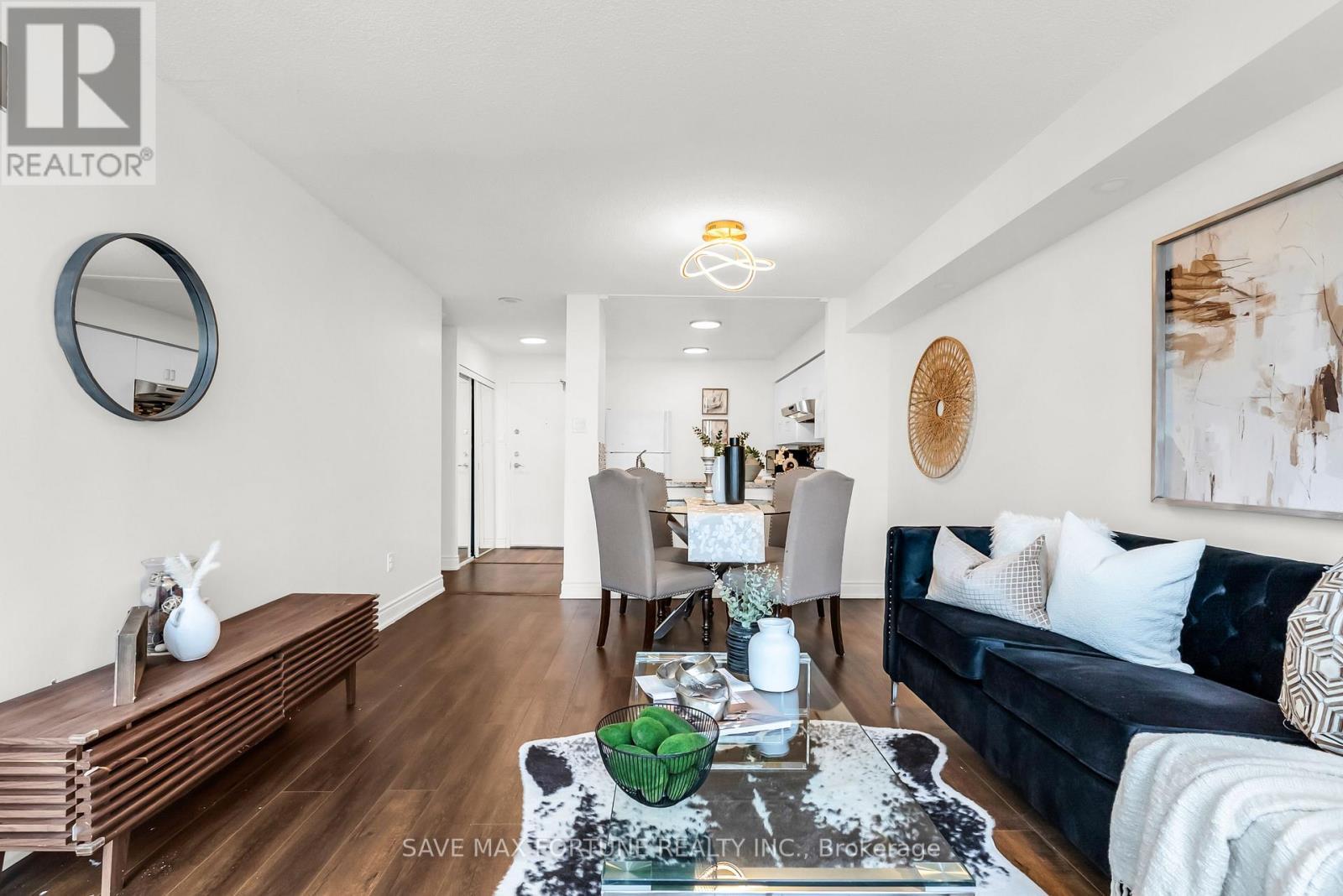 1006 - 330 Rathburn Road W, Mississauga, ON - Indoor Photo Showing Living Room