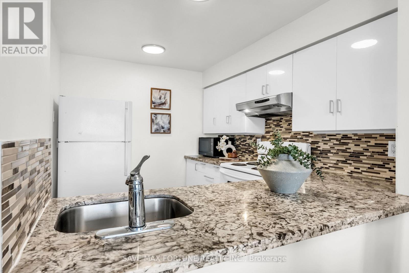 1006 - 330 Rathburn Road W, Mississauga, ON - Indoor Photo Showing Kitchen With Double Sink With Upgraded Kitchen