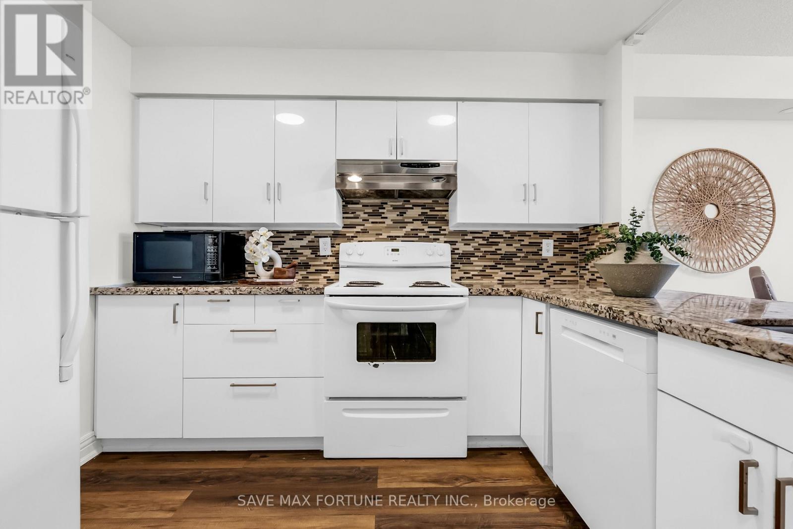 1006 - 330 Rathburn Road W, Mississauga, ON - Indoor Photo Showing Kitchen