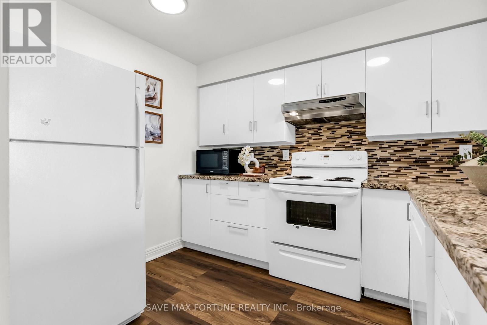 1006 - 330 Rathburn Road W, Mississauga, ON - Indoor Photo Showing Kitchen