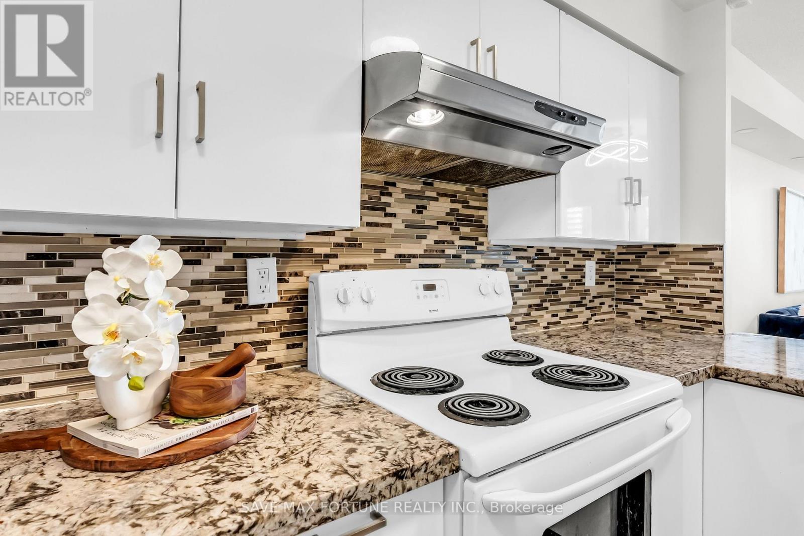 1006 - 330 Rathburn Road W, Mississauga, ON - Indoor Photo Showing Kitchen