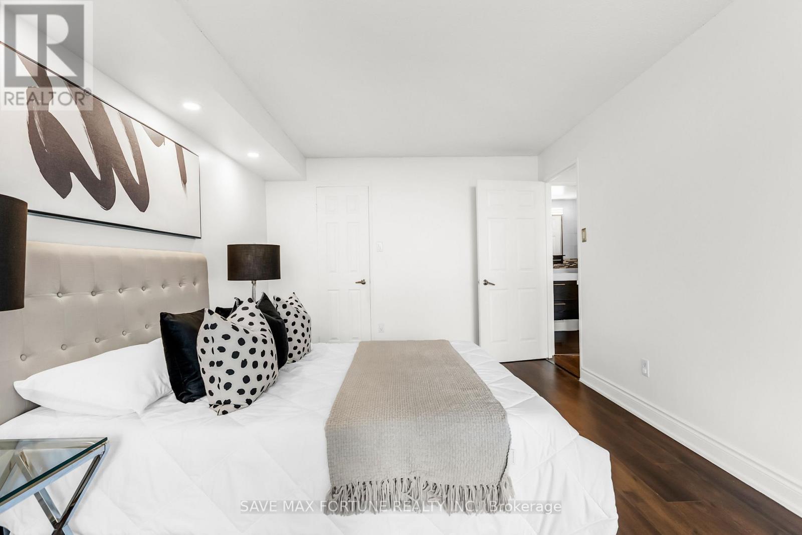 1006 - 330 Rathburn Road W, Mississauga, ON - Indoor