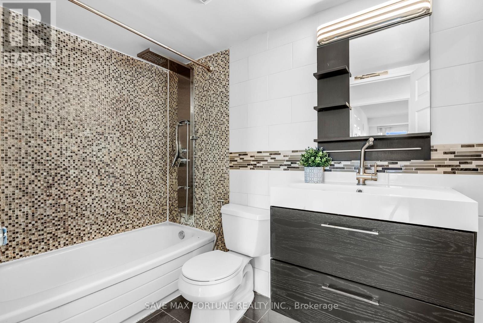 1006 - 330 Rathburn Road W, Mississauga, ON - Indoor Photo Showing Bathroom