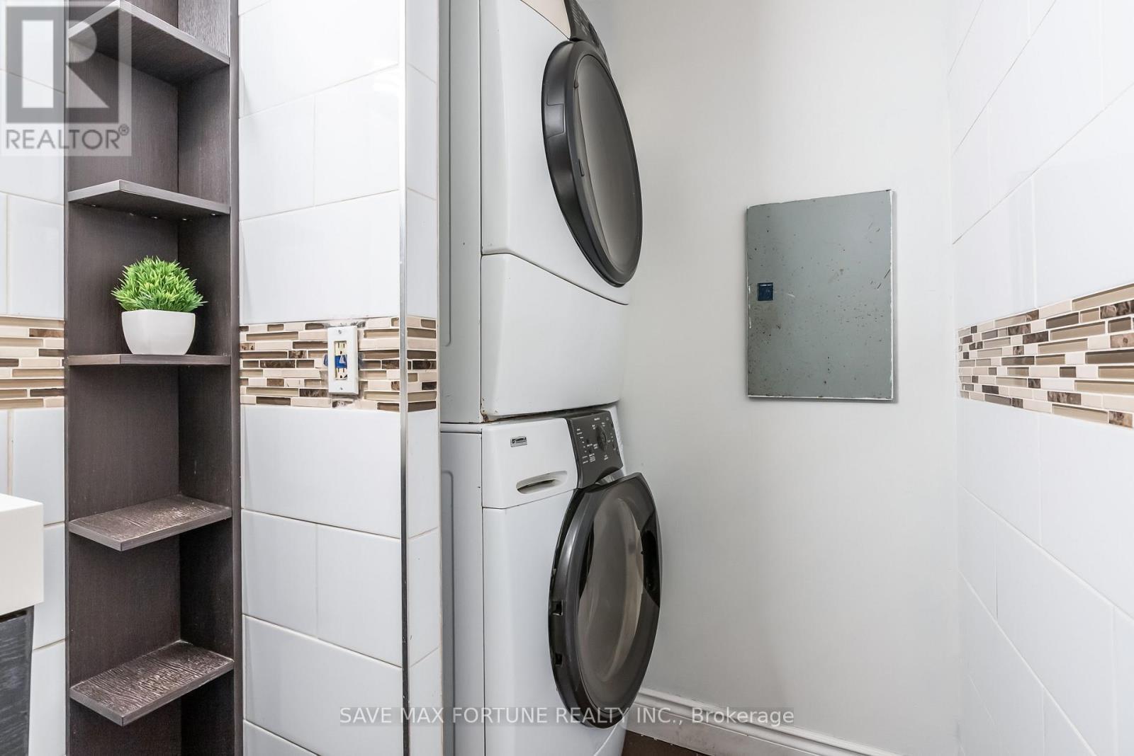 1006 - 330 Rathburn Road W, Mississauga, ON - Indoor Photo Showing Laundry Room
