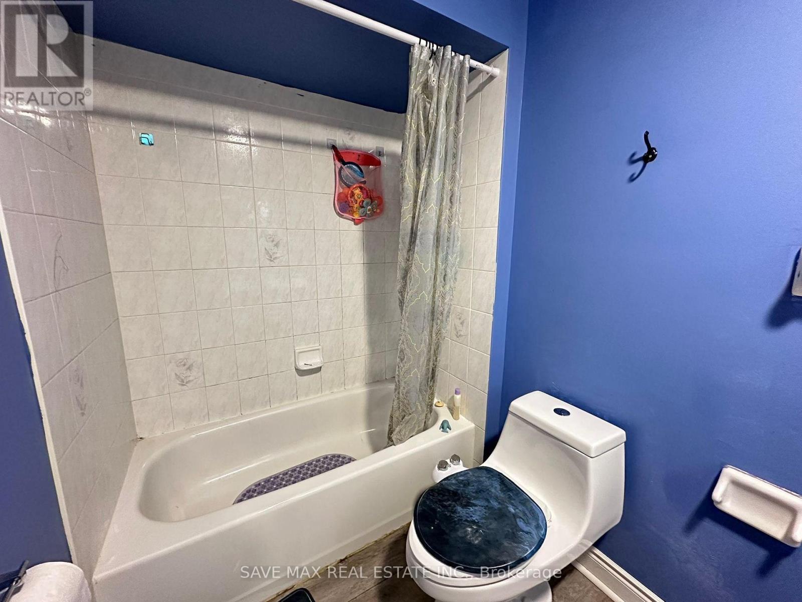 33 Piane Avenue, Brampton, ON - Indoor Photo Showing Bathroom