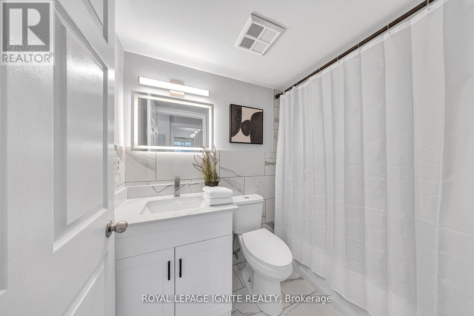 215 - 88 Alton Towers Circle, Toronto, ON - Indoor Photo Showing Bathroom