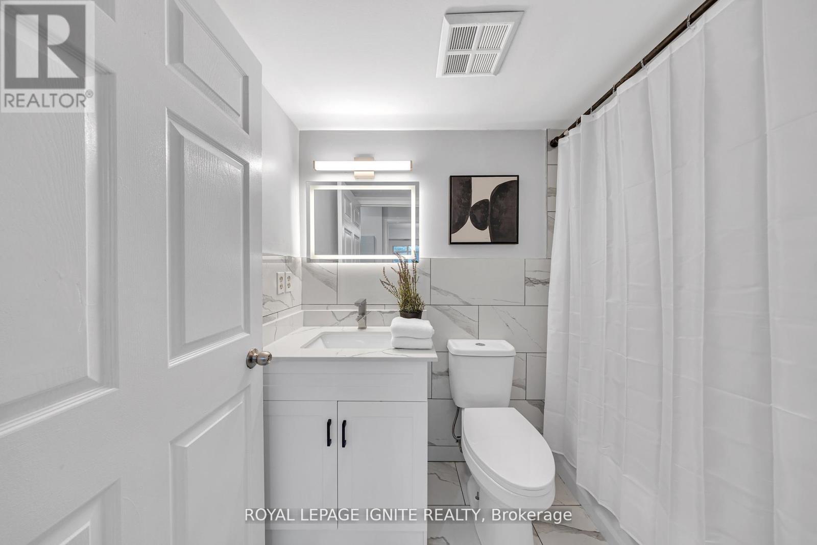 215 - 88 Alton Towers Circle, Toronto, ON - Indoor Photo Showing Bathroom