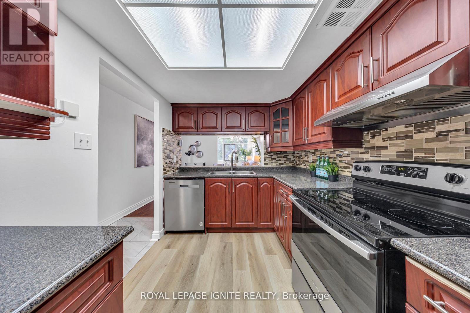 215 - 88 Alton Towers Circle, Toronto, ON - Indoor Photo Showing Kitchen With Double Sink