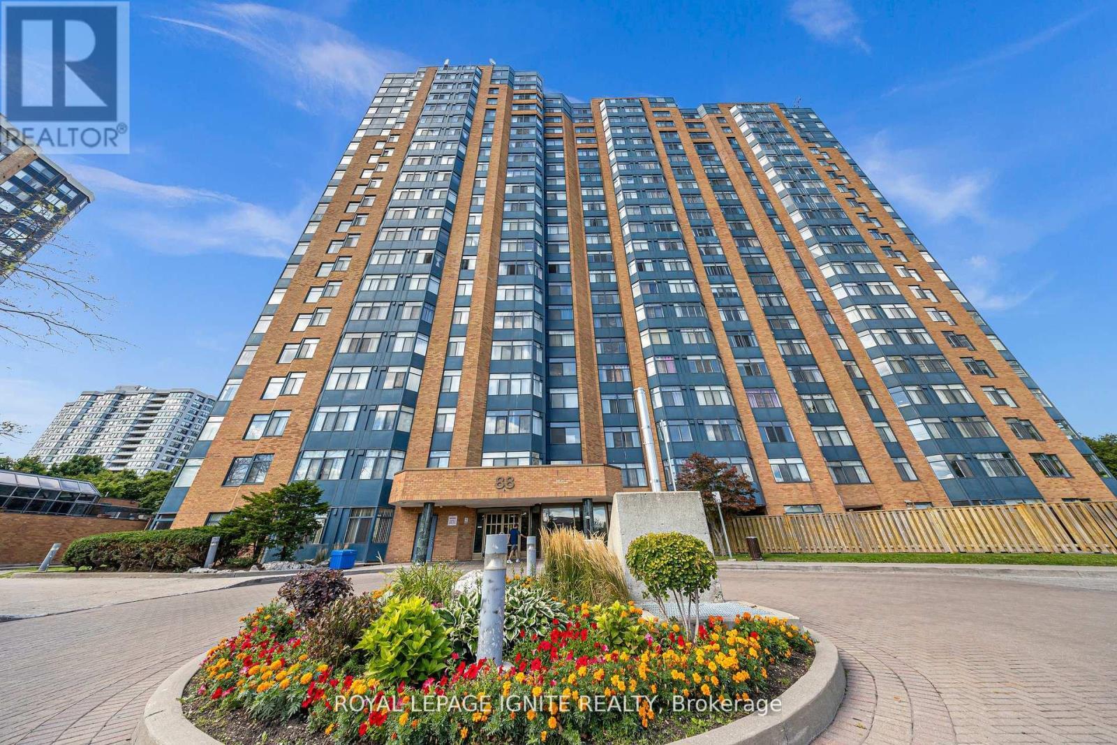 215 - 88 Alton Towers Circle, Toronto, ON - Outdoor With Facade