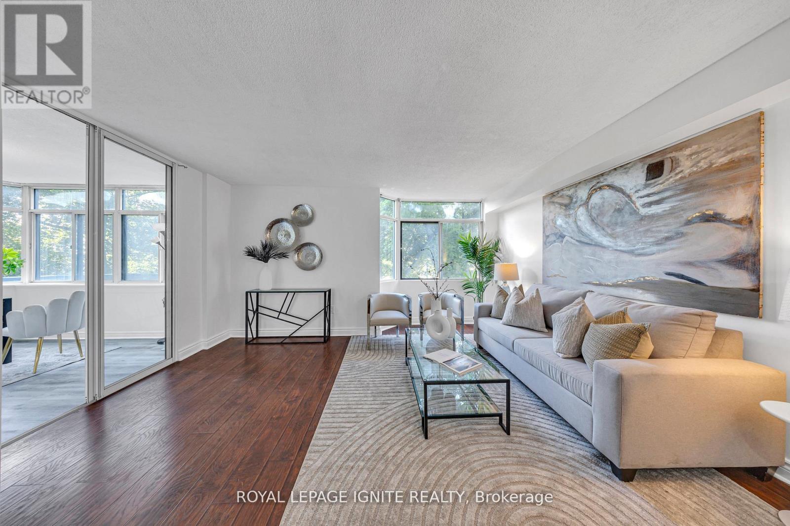 215 - 88 Alton Towers Circle, Toronto, ON - Indoor Photo Showing Living Room