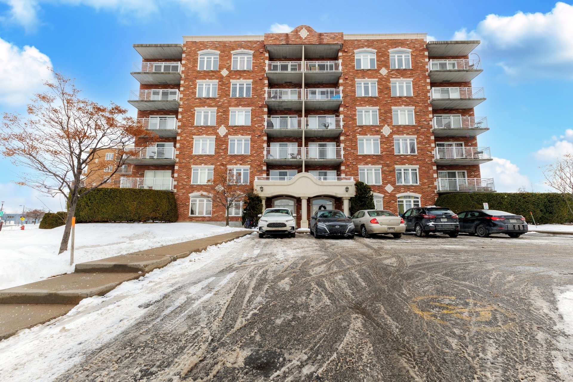Front of Structure - 301-6800 Boul. Henri-Bourassa O., Montréal (Saint-Laurent), QC - Outdoor With Balcony With Facade