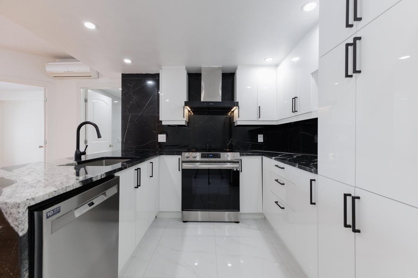 Cuisine - 301-301 - 6800 Boul. Henri-Bourassa O., Montréal (Saint-Laurent), QC - Indoor Photo Showing Kitchen With Upgraded Kitchen