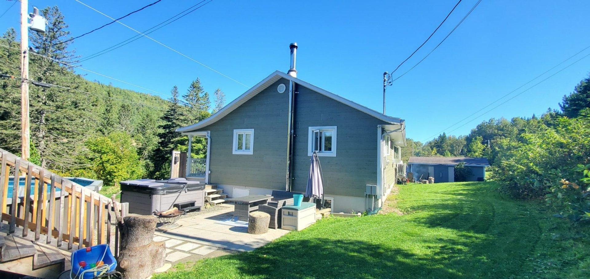 Vue d'ensemble - 27 Ch. Haley, Matapédia, QC - Outdoor With Deck Patio Veranda