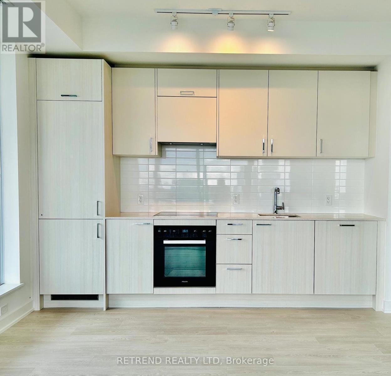 1914 - 1 Quarrington Lane, Toronto, ON - Indoor Photo Showing Kitchen