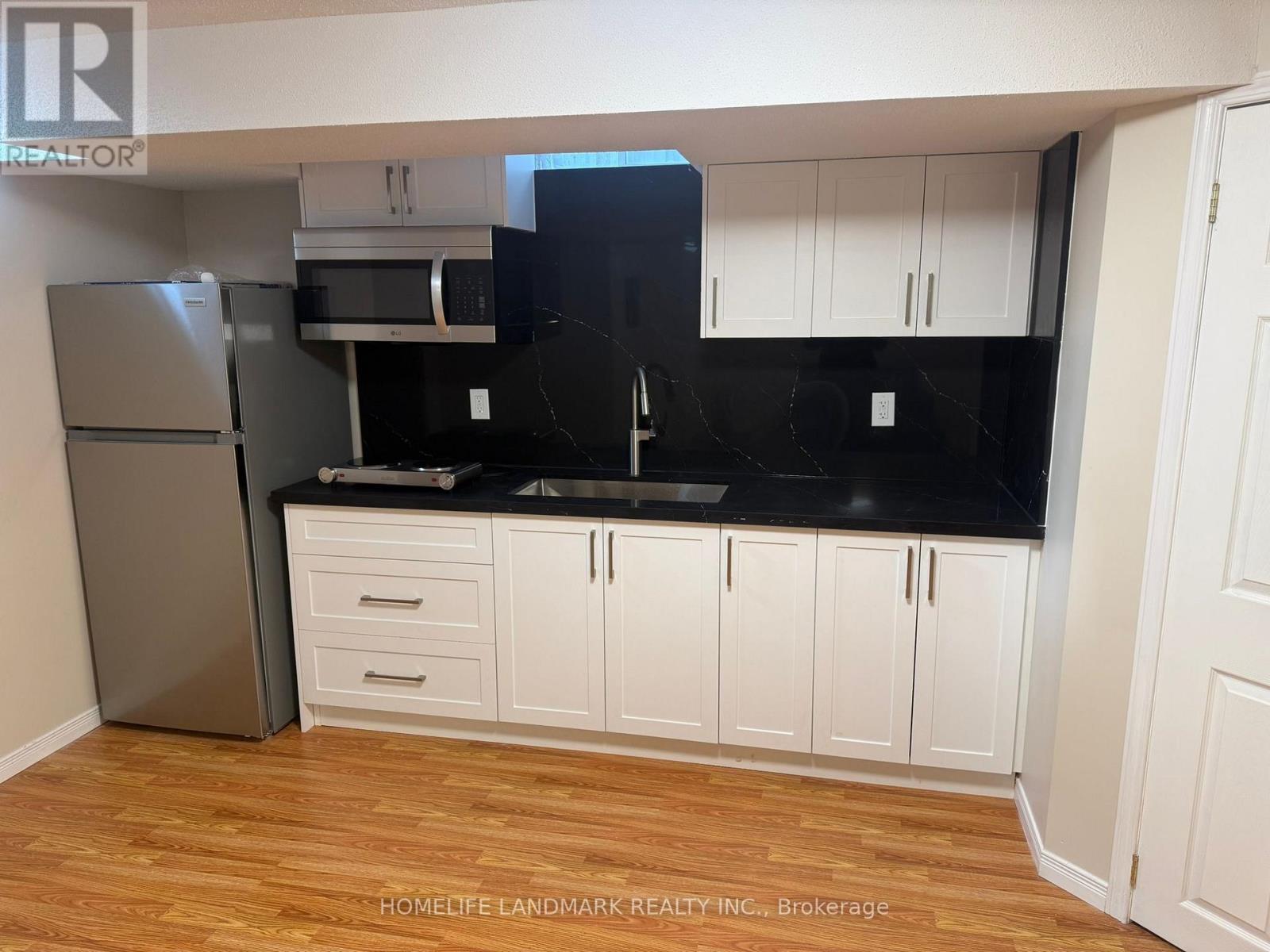 33 Silver Linden Drive, Richmond Hill, ON - Indoor Photo Showing Kitchen
