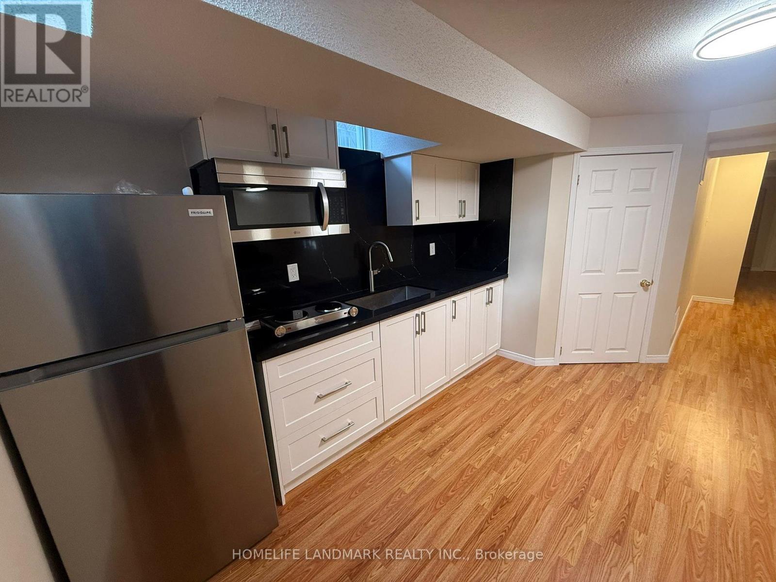33 Silver Linden Drive, Richmond Hill, ON - Indoor Photo Showing Kitchen