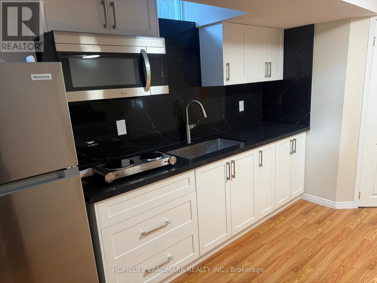 33 Silver Linden Drive, Richmond Hill, ON - Indoor Photo Showing Kitchen With Upgraded Kitchen