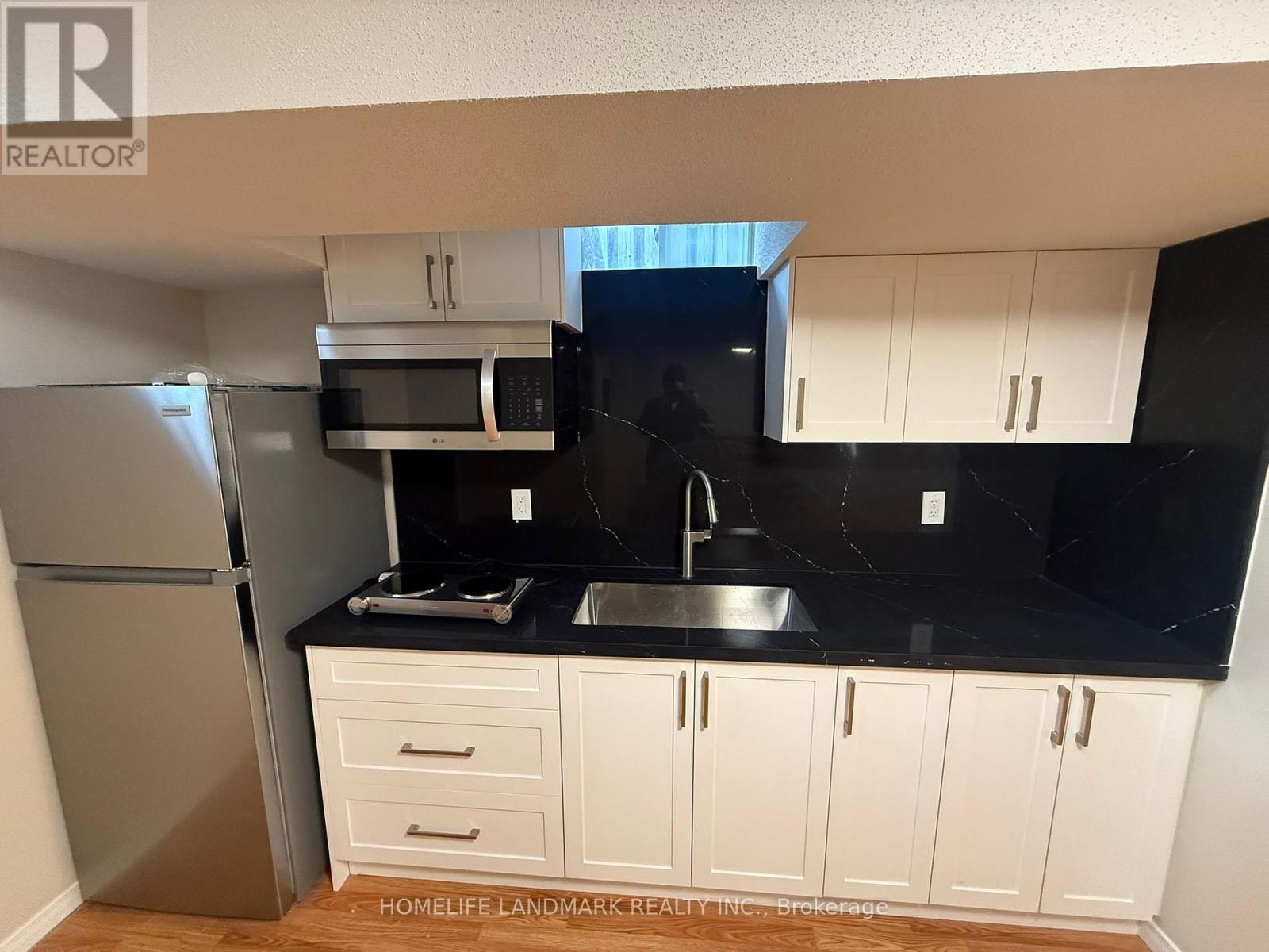 33 Silver Linden Drive, Richmond Hill, ON - Indoor Photo Showing Kitchen