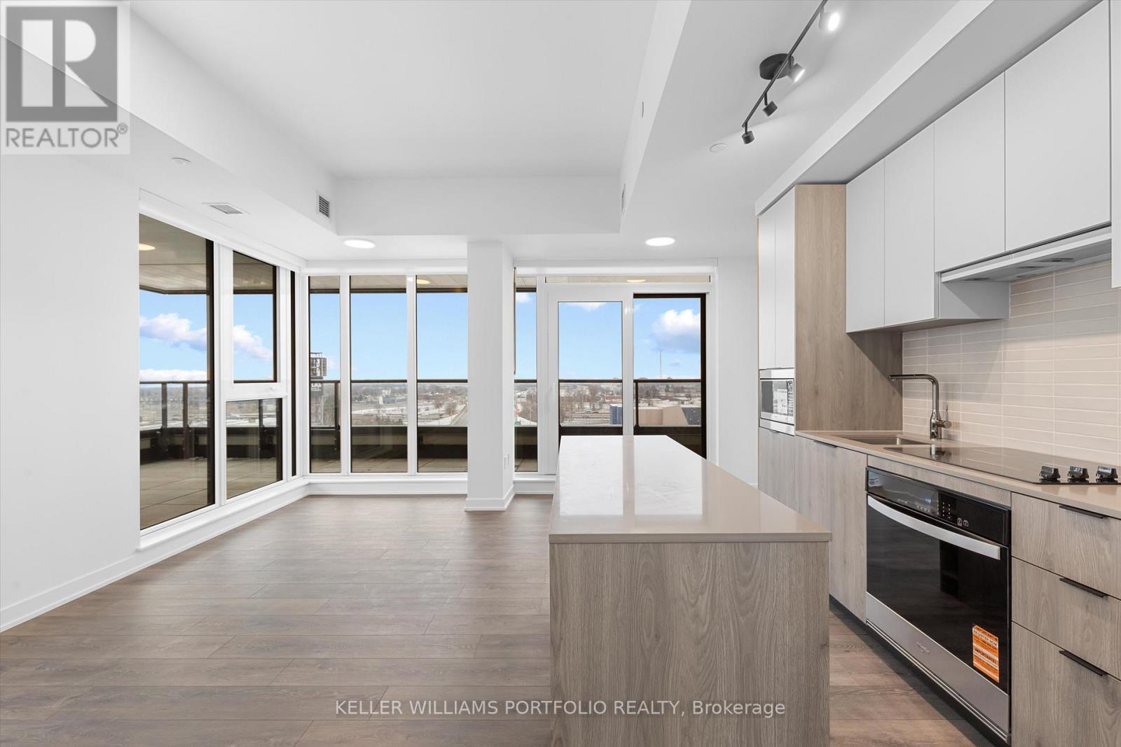 611 - 1007 The Queensway, Toronto, ON - Indoor Photo Showing Kitchen With Upgraded Kitchen