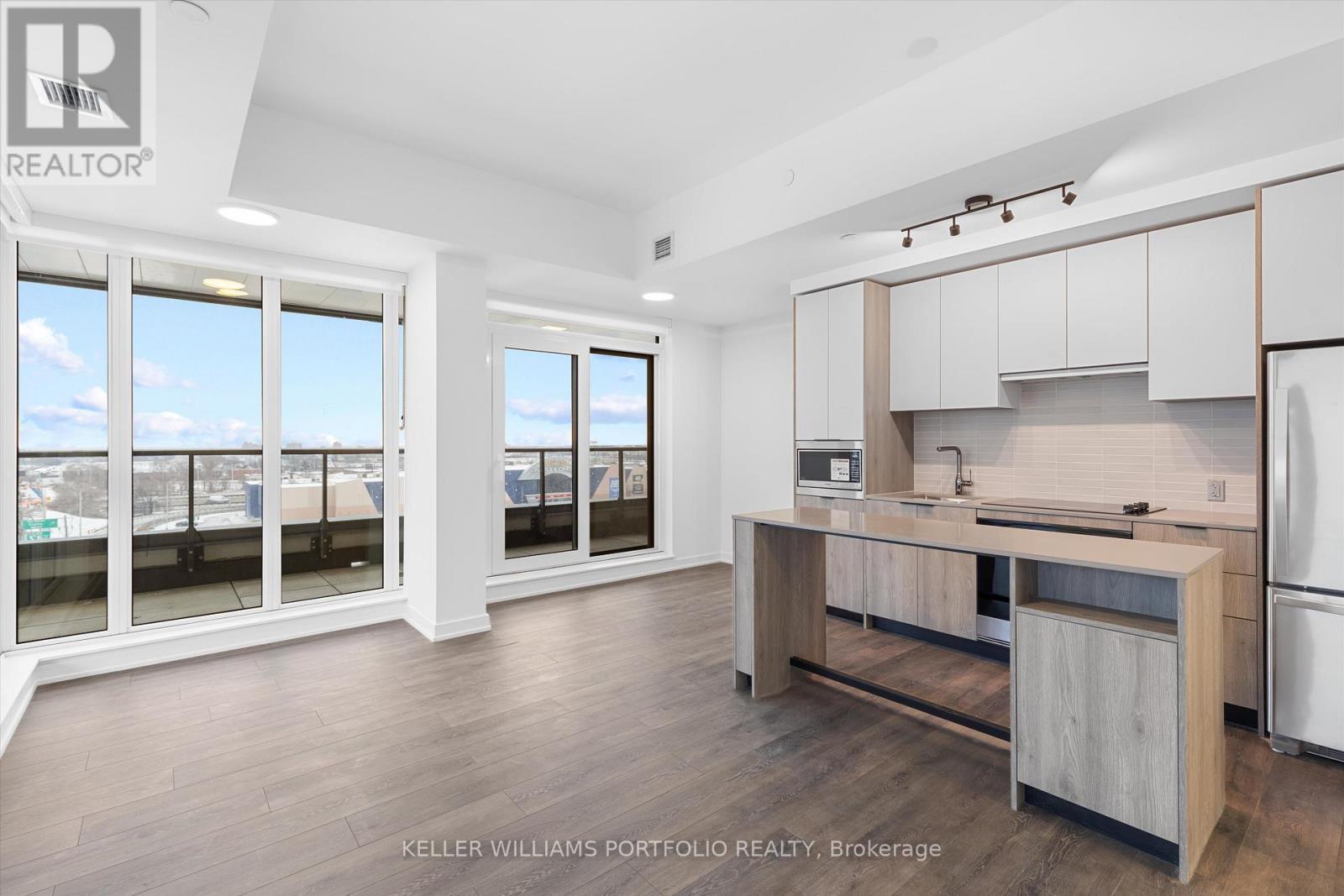 611 - 1007 The Queensway, Toronto, ON - Indoor Photo Showing Kitchen With Stainless Steel Kitchen With Upgraded Kitchen