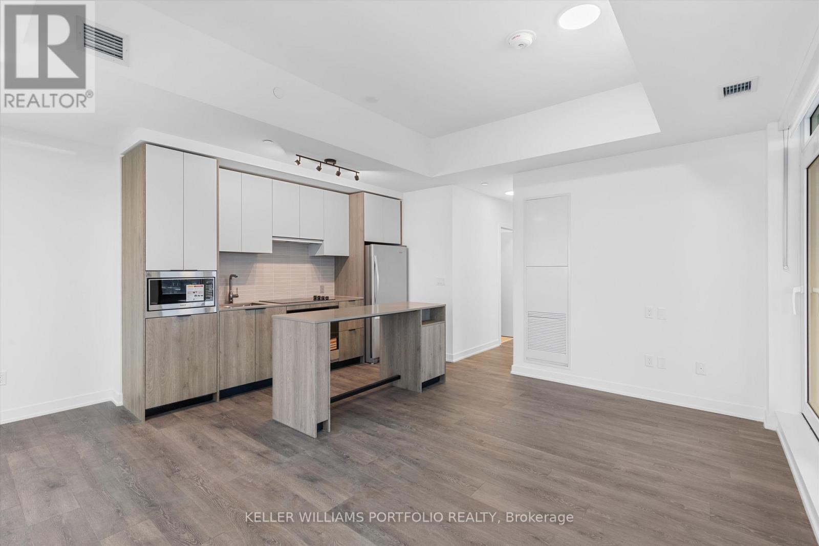 611 - 1007 The Queensway, Toronto, ON - Indoor Photo Showing Kitchen
