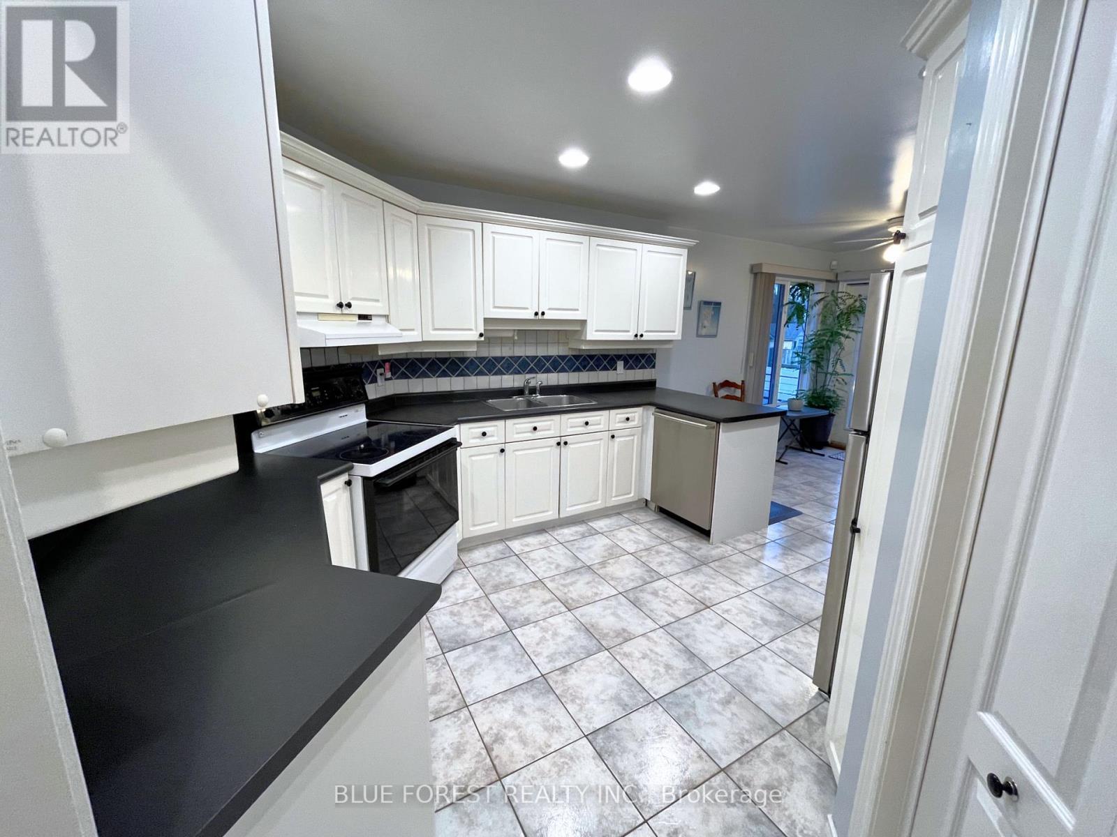 531 Ambleside Drive, London North (North A), ON - Indoor Photo Showing Kitchen