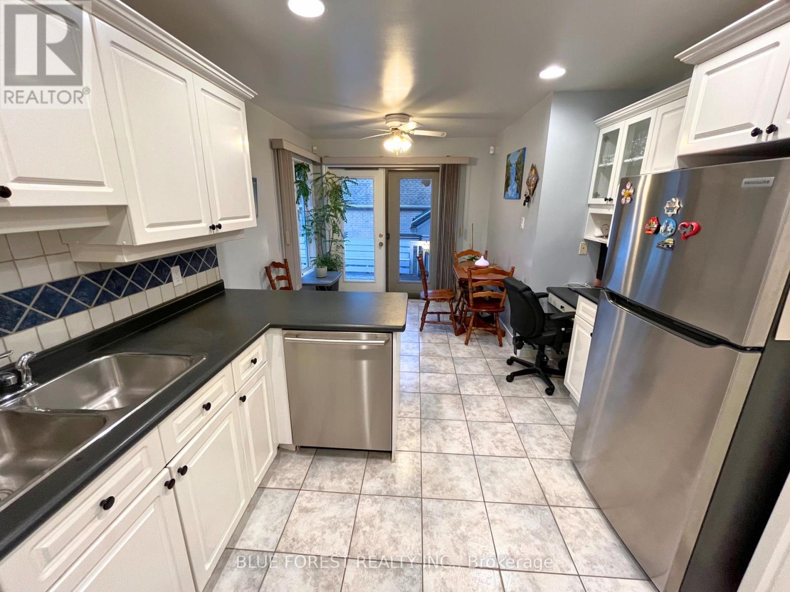 531 Ambleside Drive, London North (North A), ON - Indoor Photo Showing Kitchen