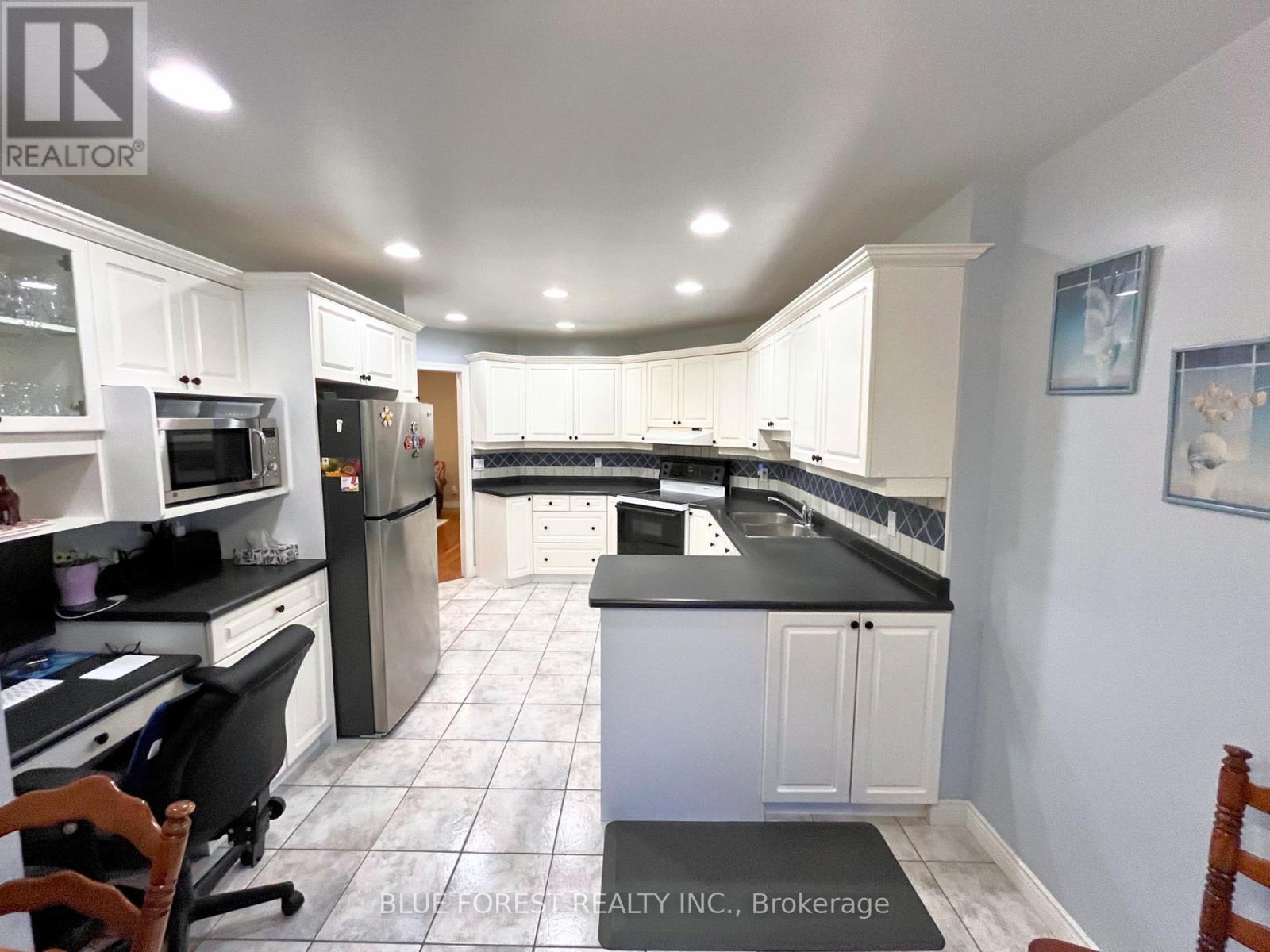 531 Ambleside Drive, London North (North A), ON - Indoor Photo Showing Kitchen