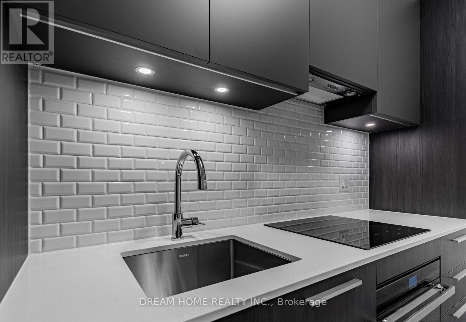 1502 - 65 Broadway Avenue, Toronto, ON - Indoor Photo Showing Kitchen
