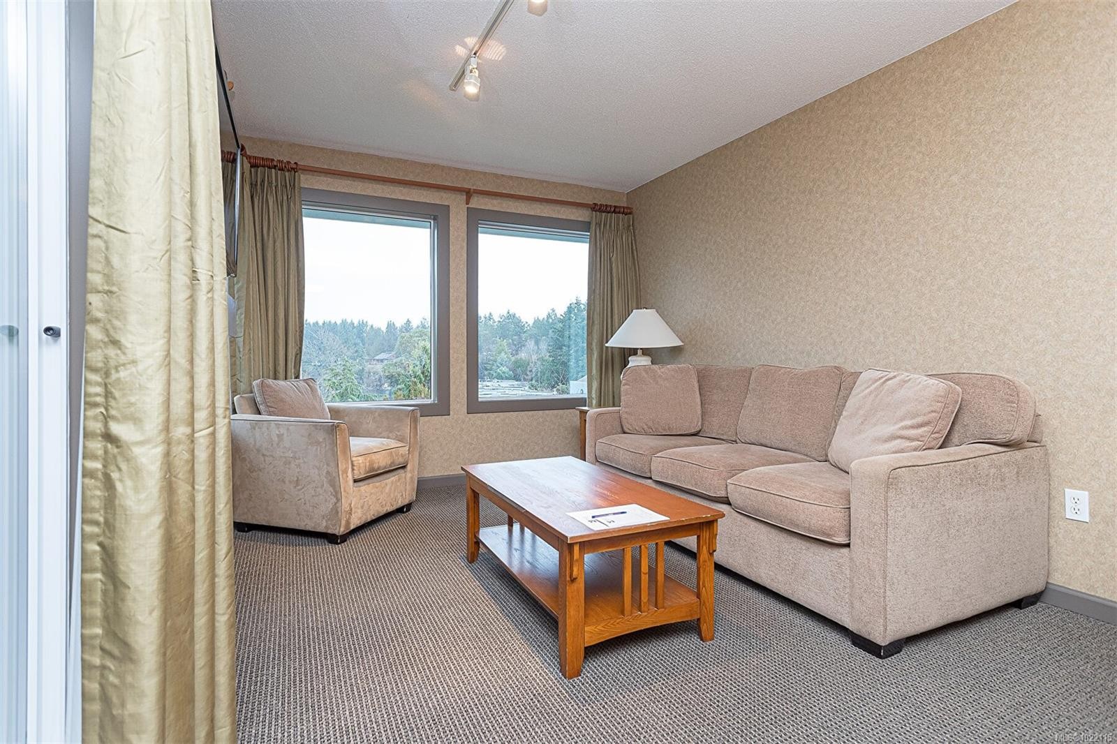 734-1600 Stroulger Rd, Nanoose Bay, BC - Indoor Photo Showing Living Room