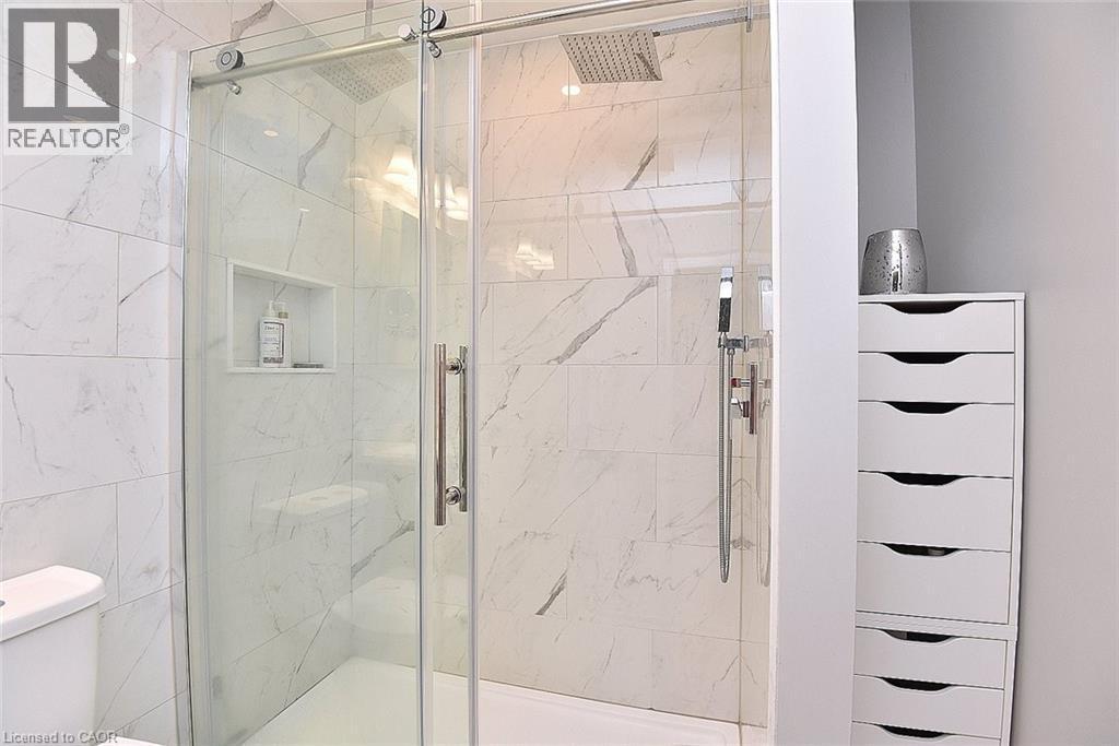 Full bath featuring a marble finish shower and toilet - 1245 Stephenson Drive Unit# 20, Burlington, ON