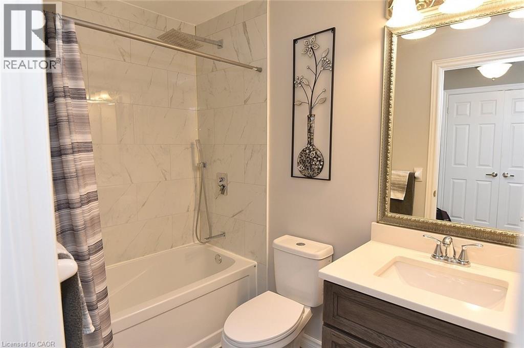 Full bathroom featuring shower / tub combo and vanity - 1245 Stephenson Drive Unit# 20, Burlington, ON