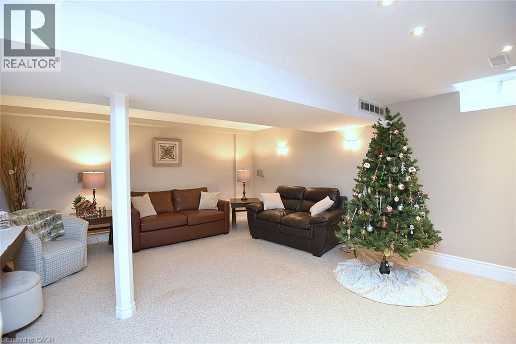 Living area with carpet - 1245 Stephenson Drive Unit# 20, Burlington, ON