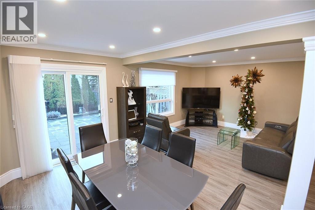 Dining room featuring light wood-style flooring, recessed lighting, and crown molding - 1245 Stephenson Drive Unit# 20, Burlington, ON