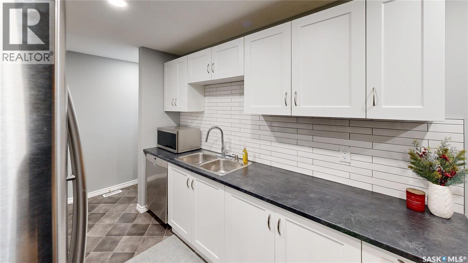 1714 7Th Avenue E, Regina, SK - Indoor Photo Showing Kitchen With Double Sink