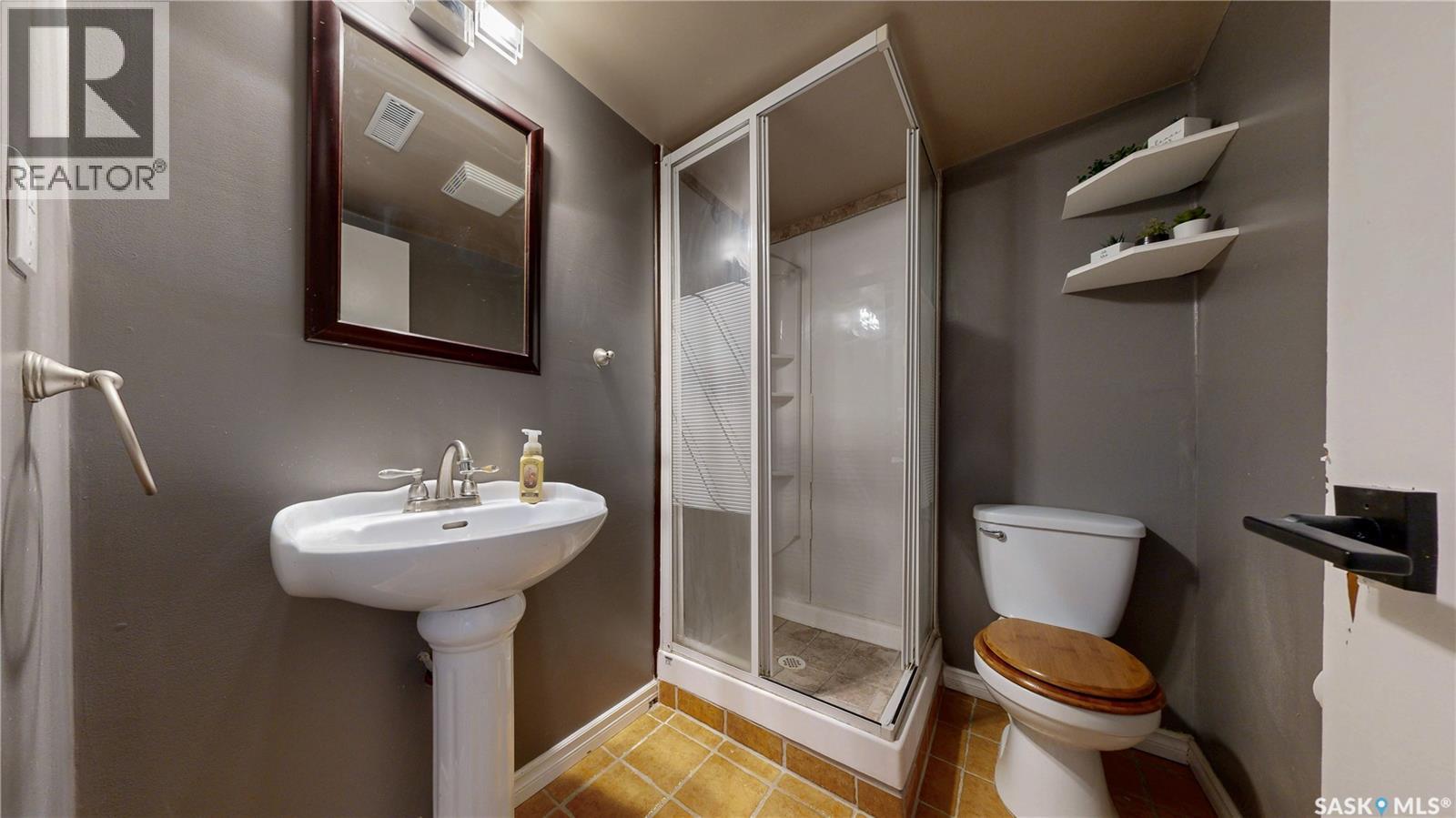 1714 7Th Avenue E, Regina, SK - Indoor Photo Showing Bathroom