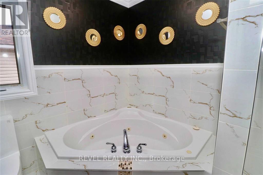 Primary Ensuite w/ Soaker Tub - 412 Olde Village Lane, Shelburne, ON - Other