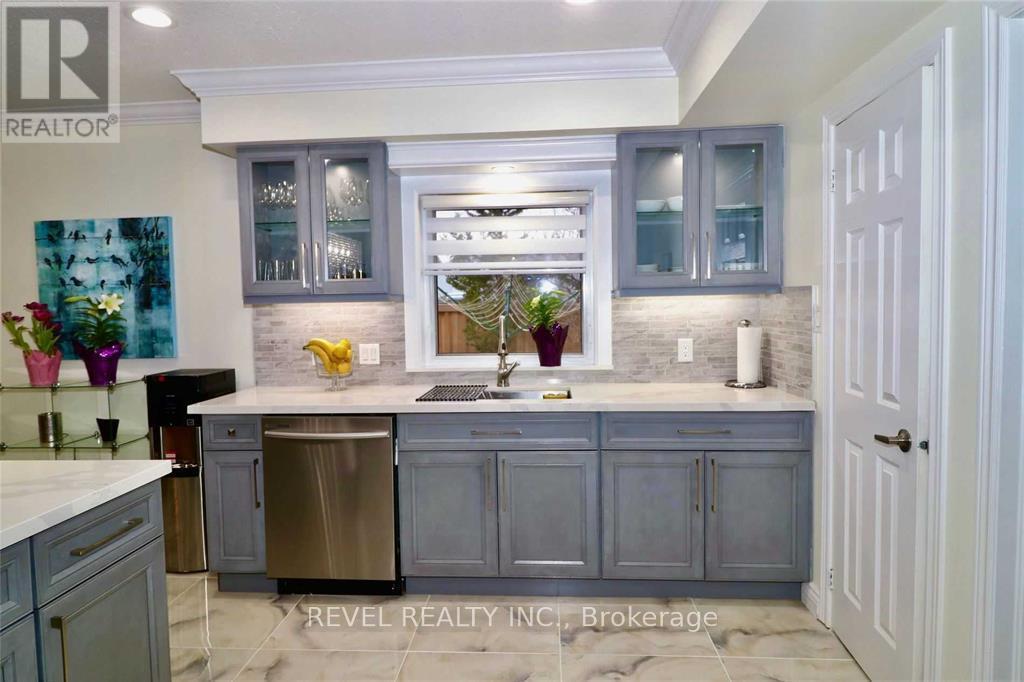 Quartz Countertops & W/I Pantry - 412 Olde Village Lane, Shelburne, ON - Indoor Photo Showing Kitchen