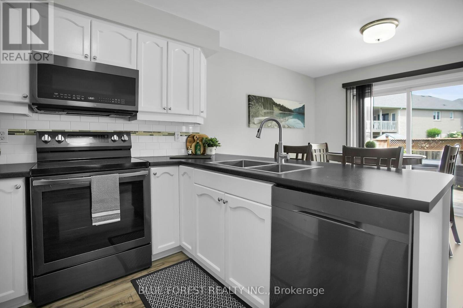 2949 Meadowgate Boulevard, London South (South U), ON - Indoor Photo Showing Kitchen With Double Sink