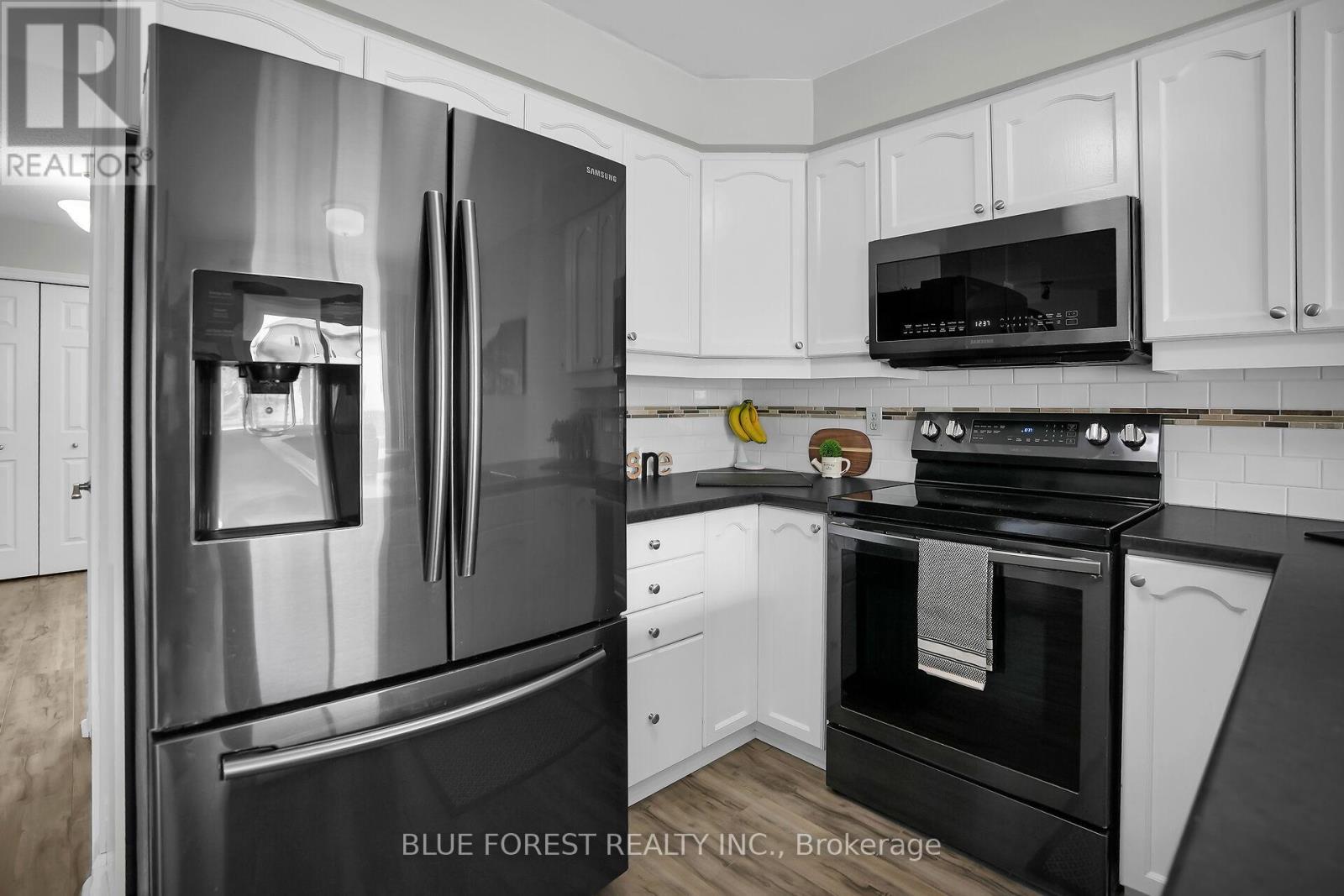 2949 Meadowgate Boulevard, London South (South U), ON - Indoor Photo Showing Kitchen With Stainless Steel Kitchen