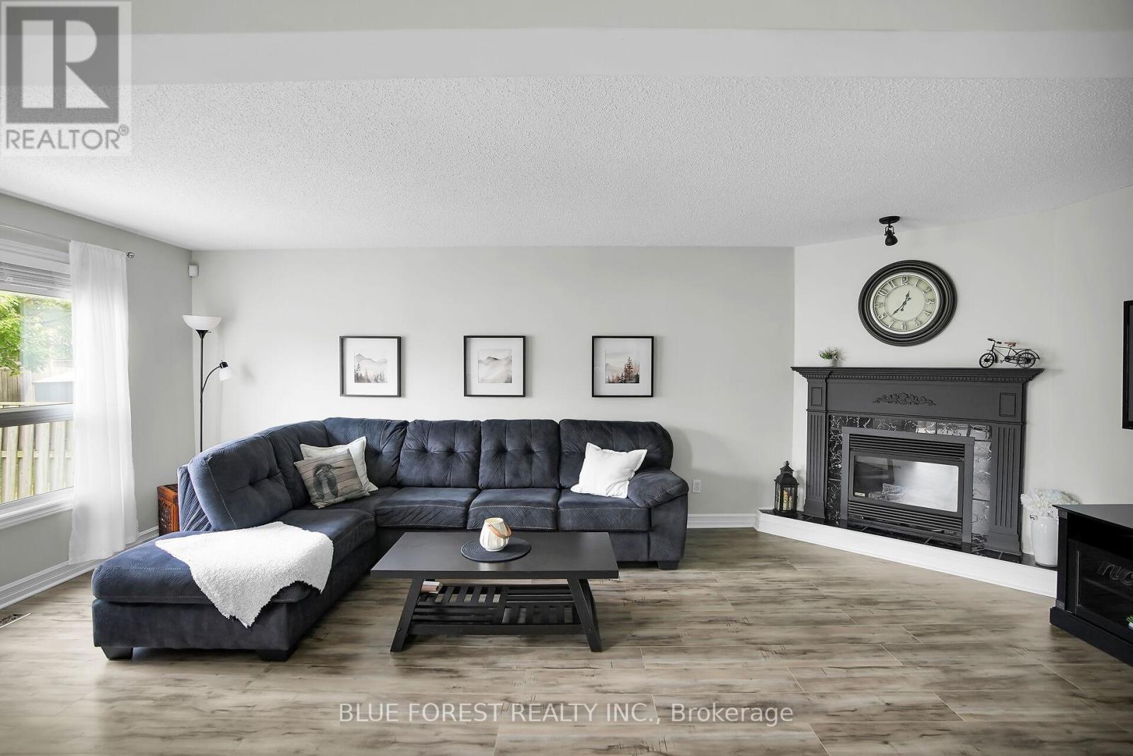 2949 Meadowgate Boulevard, London South (South U), ON - Indoor Photo Showing Living Room With Fireplace