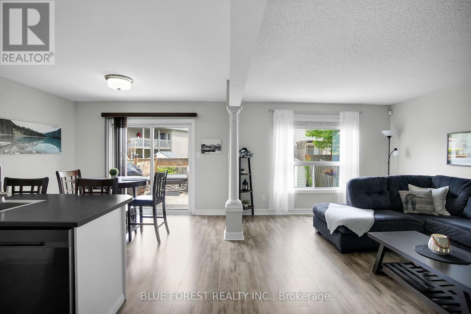 2949 Meadowgate Boulevard, London South (South U), ON - Indoor Photo Showing Living Room