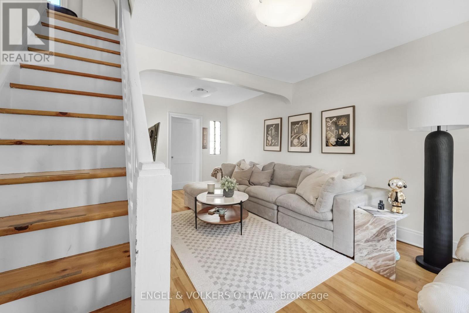 46 Holland Avenue, Ottawa, ON - Indoor Photo Showing Living Room