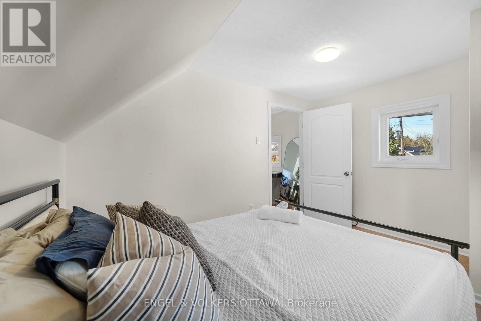 46 Holland Avenue, Ottawa, ON - Indoor Photo Showing Bedroom
