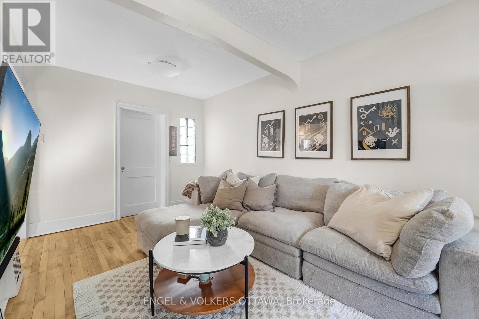 46 Holland Avenue, Ottawa, ON - Indoor Photo Showing Living Room