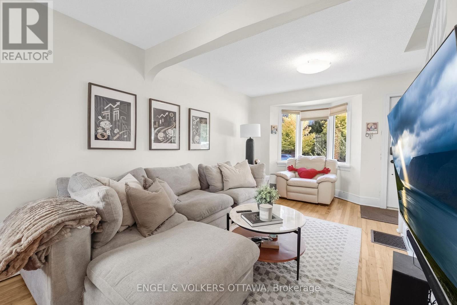 46 Holland Avenue, Ottawa, ON - Indoor Photo Showing Living Room