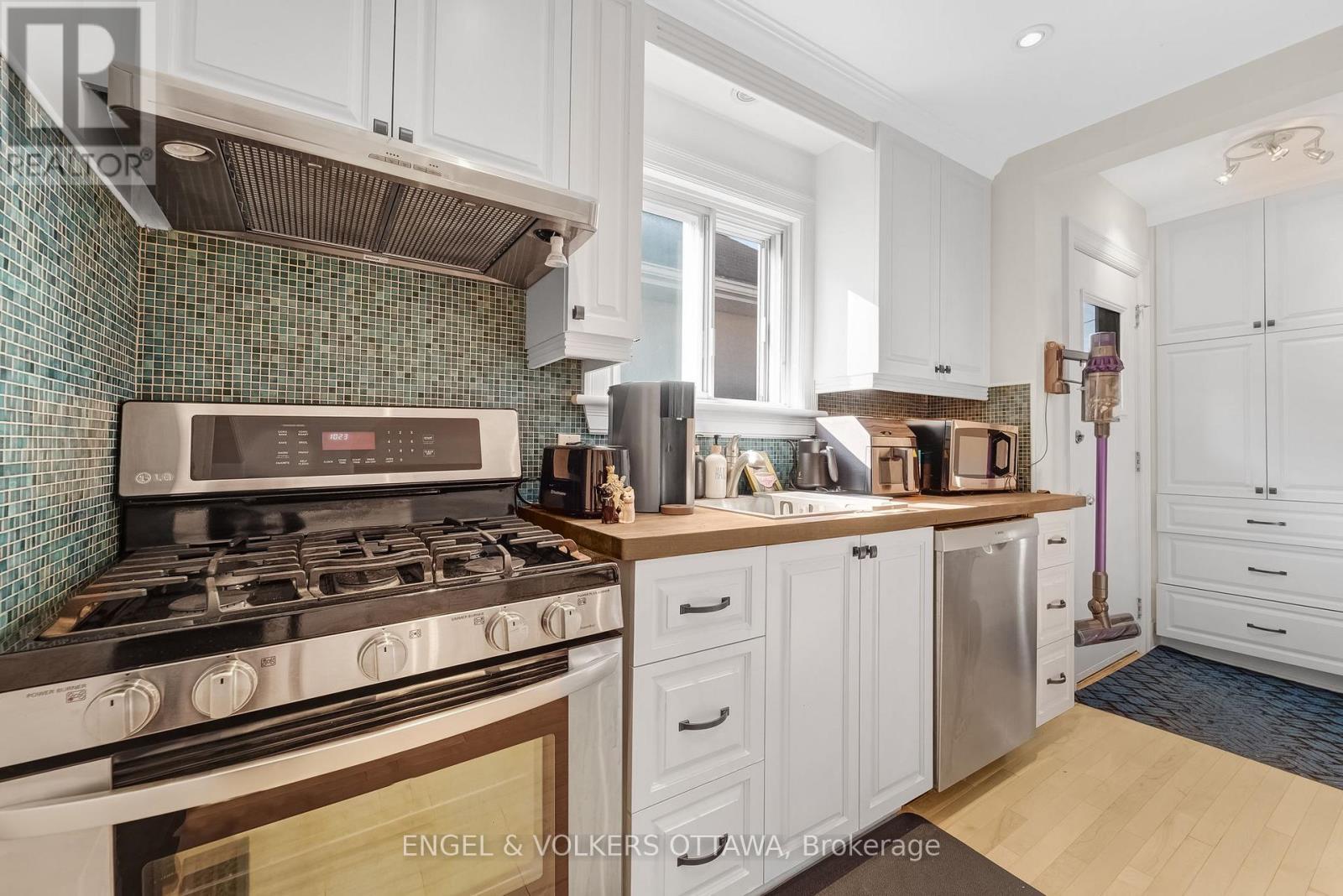 46 Holland Avenue, Ottawa, ON - Indoor Photo Showing Kitchen