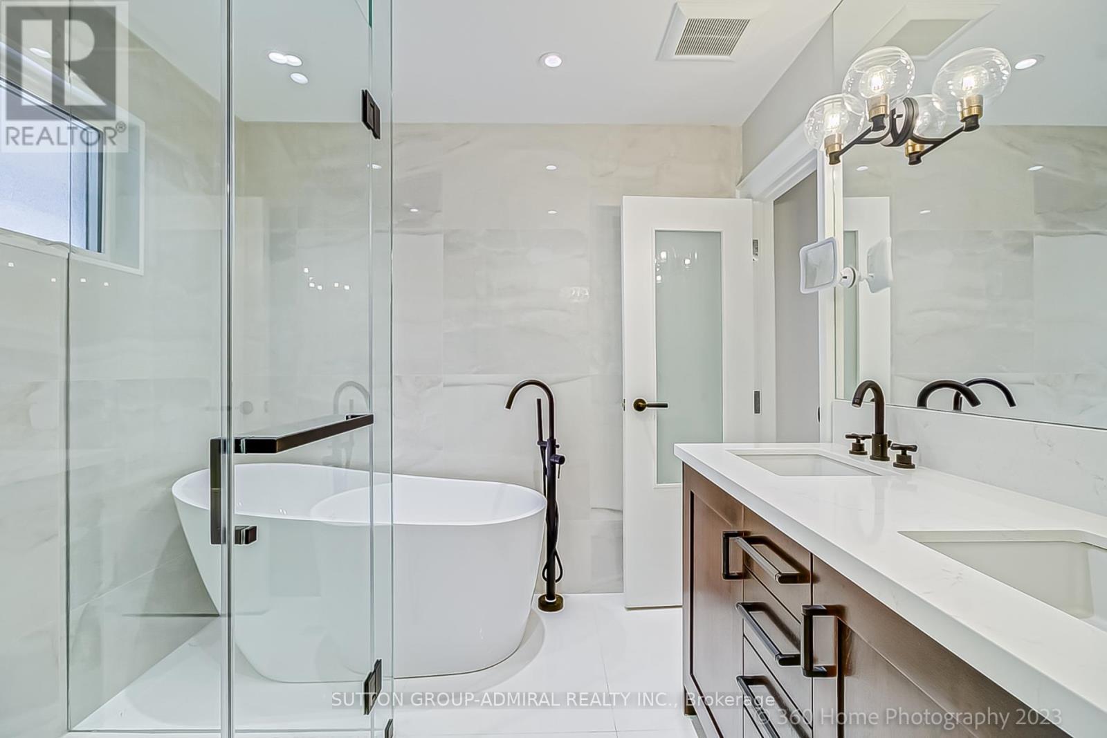 47 Waterloo Avenue, Toronto, ON - Indoor Photo Showing Bathroom