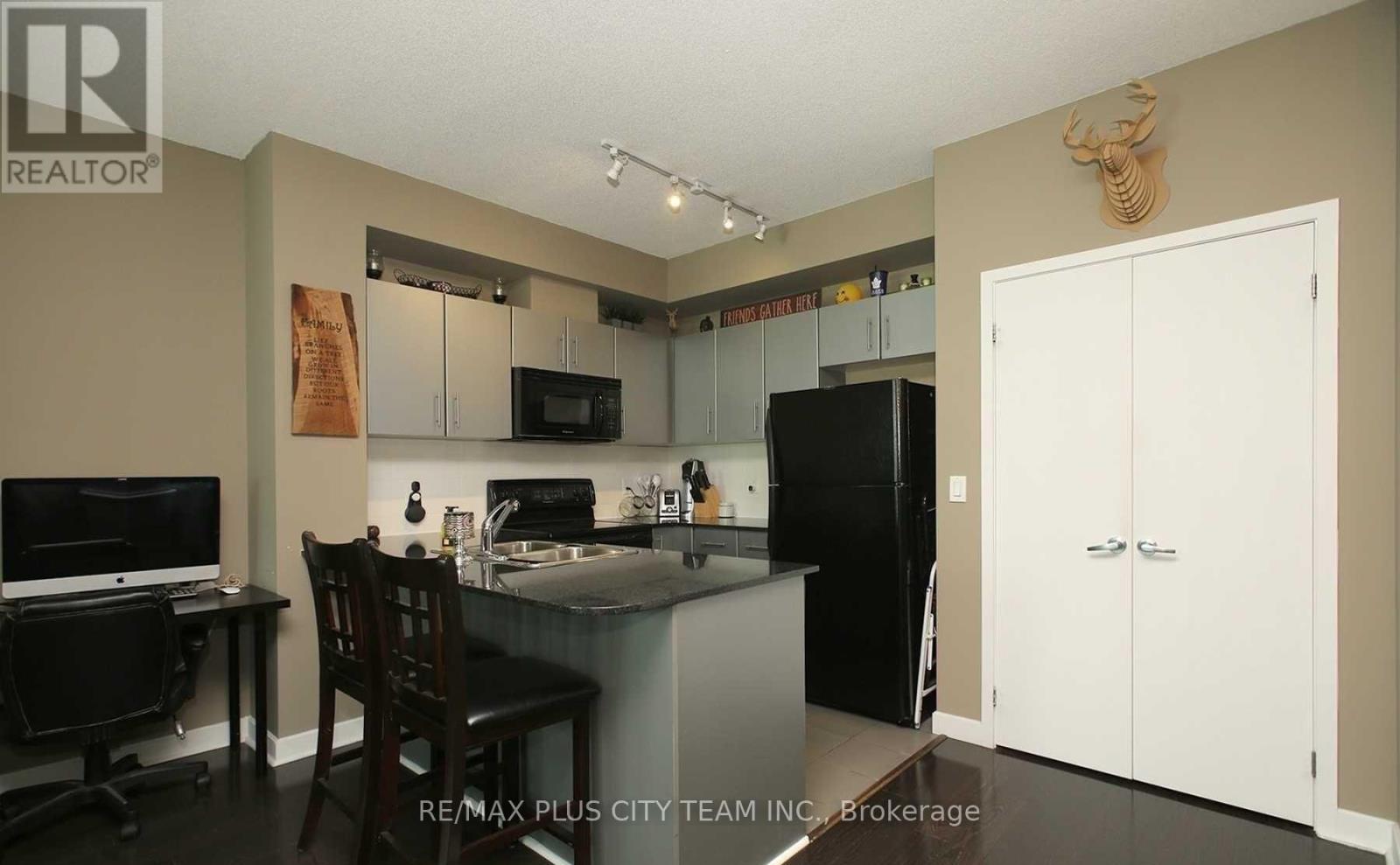 2511 - 12 Yonge Street, Toronto, ON - Indoor Photo Showing Kitchen