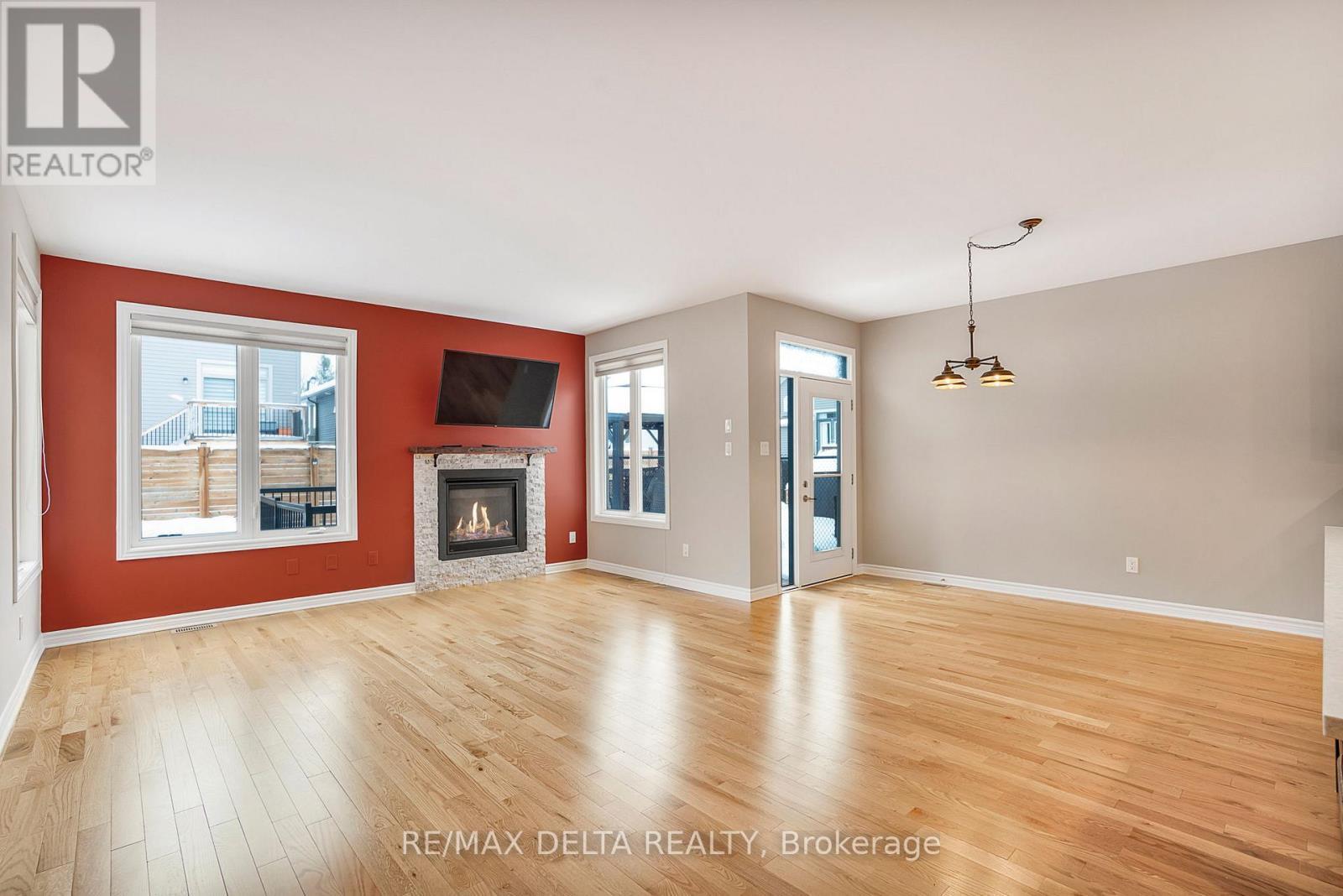 258 De L'Étang Street, Clarence-Rockland, ON - Indoor Photo Showing Living Room With Fireplace